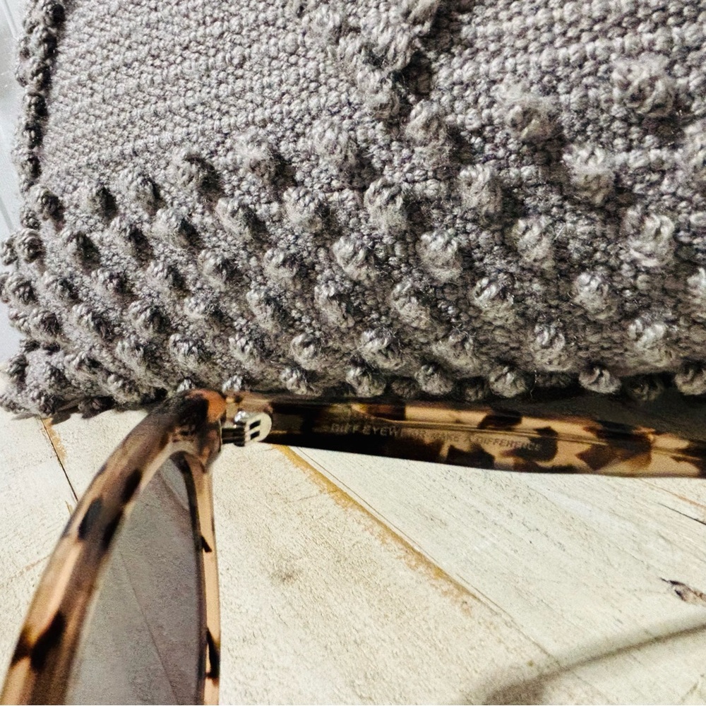 ❤️Make A Difference Cosmo Sunglasses w/ Case - Picture 5 of 9